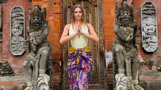 Свята вода й гармонія: Ястремська показала духовний бік відпочинку на Балі