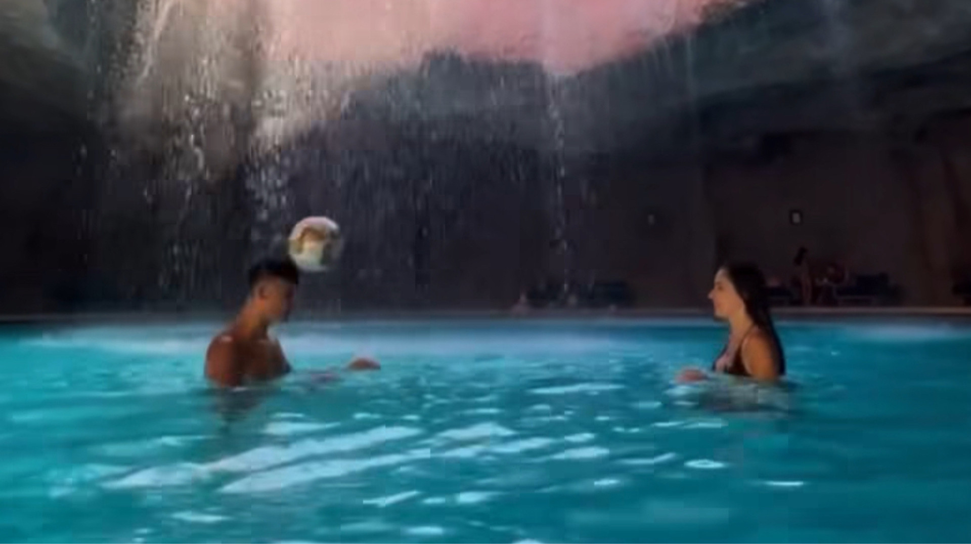 Грає з дівчиною в футбол у печері: зірка Реала показав, як проводить останні дні відпустки