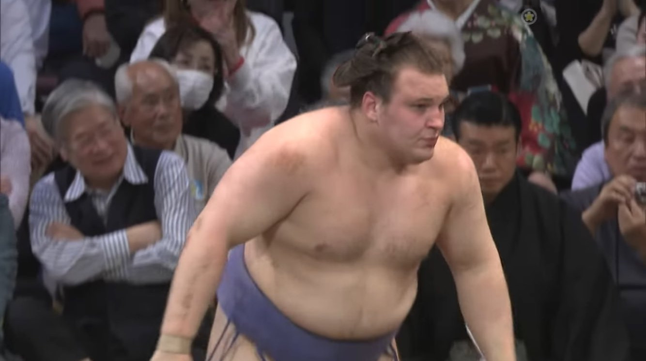 Держится среди лидеров: украинец Аонишики одержал третью победу на турнире Kyushu 2025