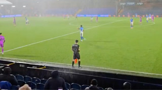 Лайнсмен під водоспадом: в Англії суддя потрапив під справжню зливу через протікаючий дах стадіону