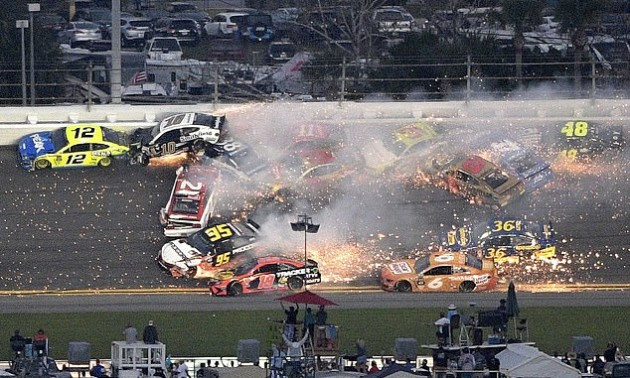 Масова аварія з 20-ти машин була спровокована в гонці NASCAR. ВІДЕО