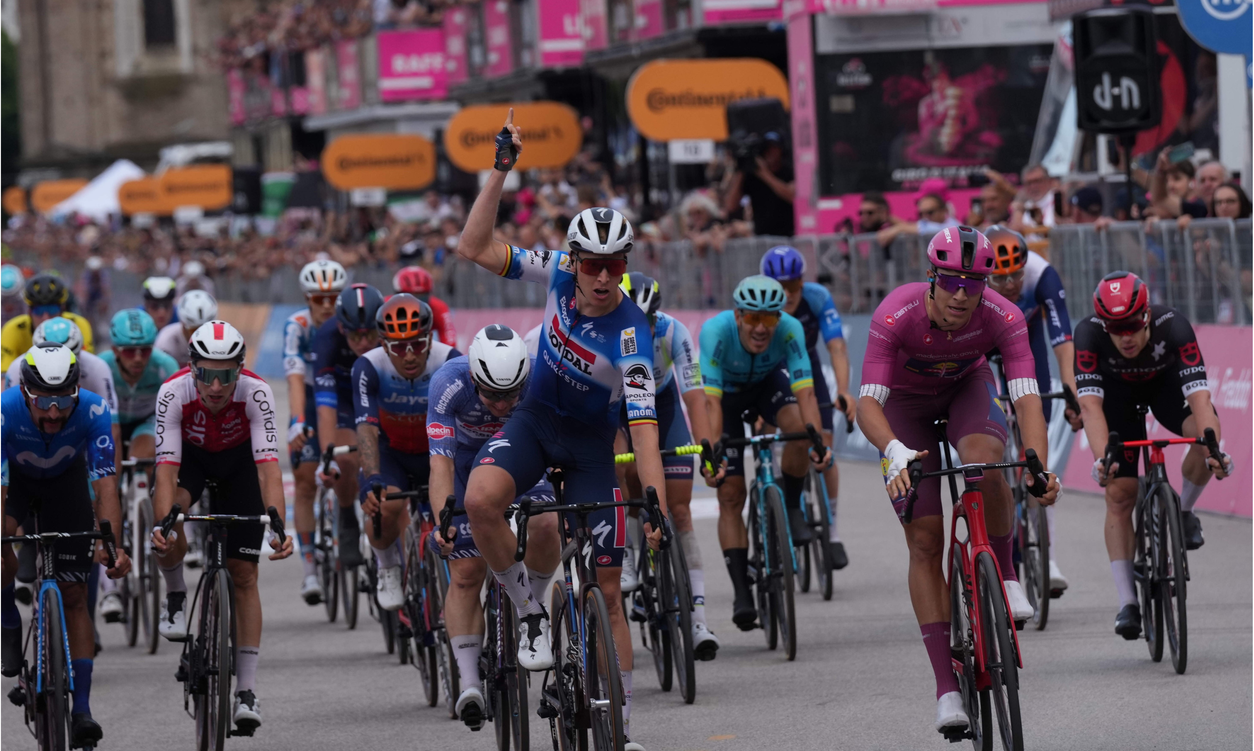 Мерлир в фантастическом финише одержал победу на 18 этапе Джиро д'Италия