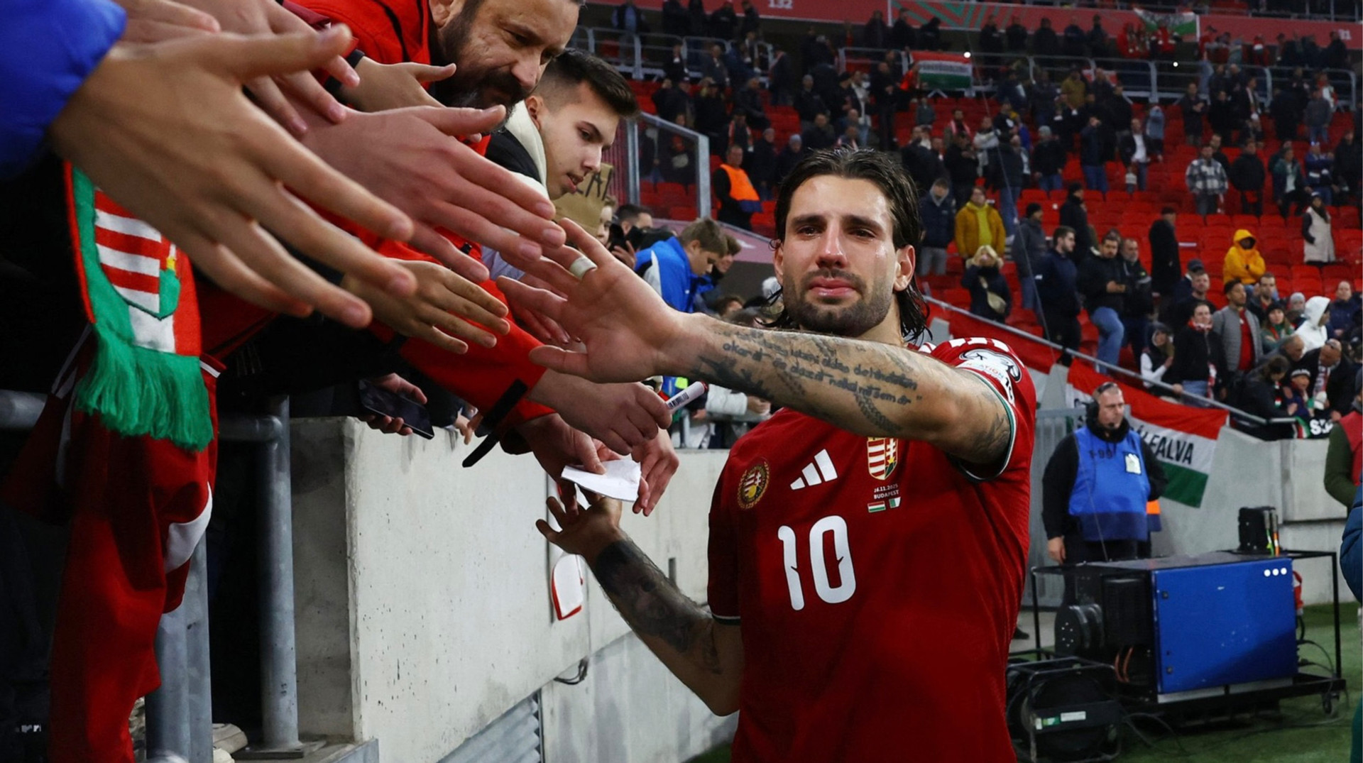 Карма в дії: зірка збірної Угорщини завершив матч з Ірландією у сльозах після ганебної провокації фанатів