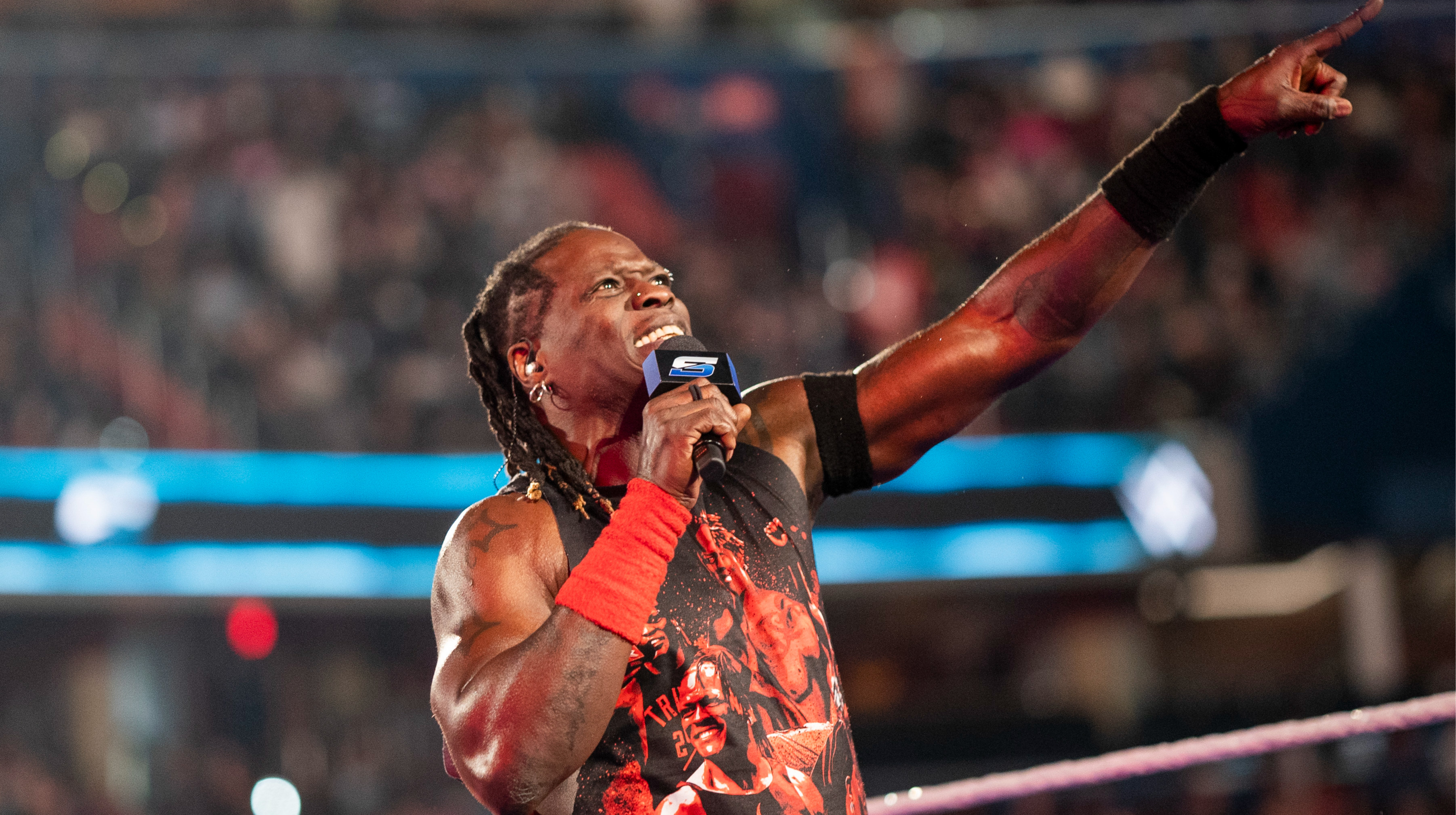 Меня только что уволили, – легендарный реслер покинул WWE
