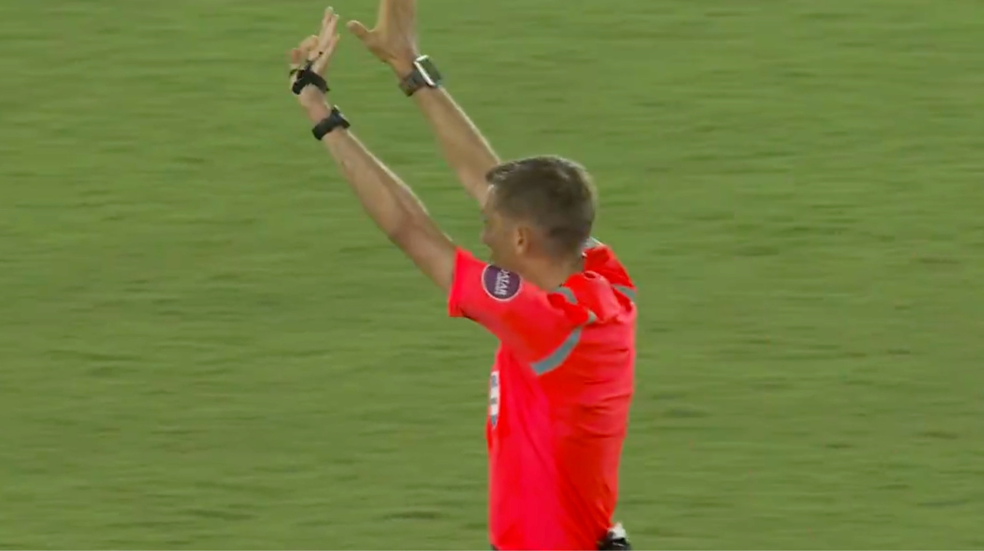 Нові правила у дії: арбітр шокував фанатів, покаравши голкіпера за затримку м’яча на клубному ЧС