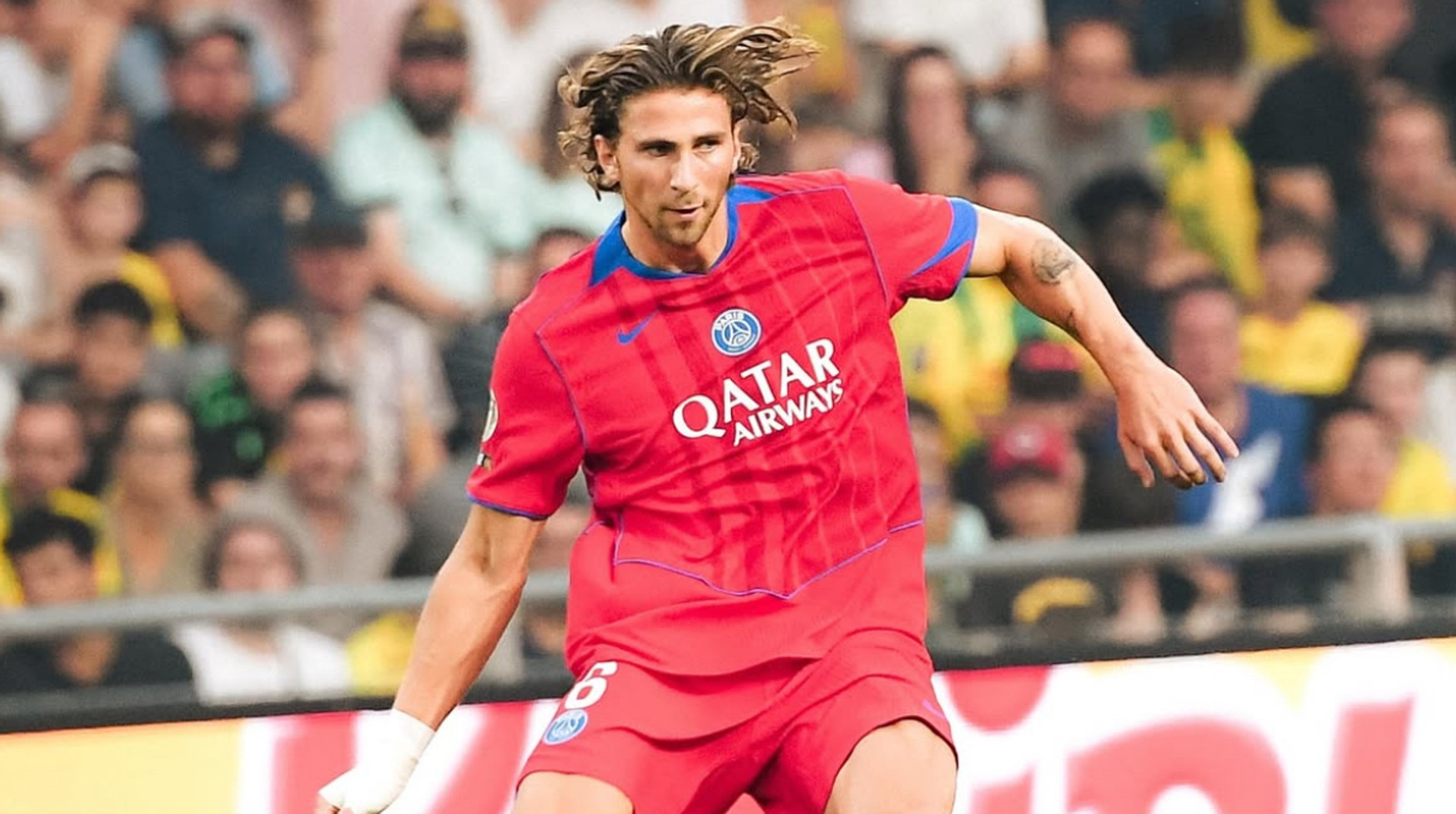 Надавали по спині: футболісти ПСЖ привітали Забарного із першим матчем за клуб