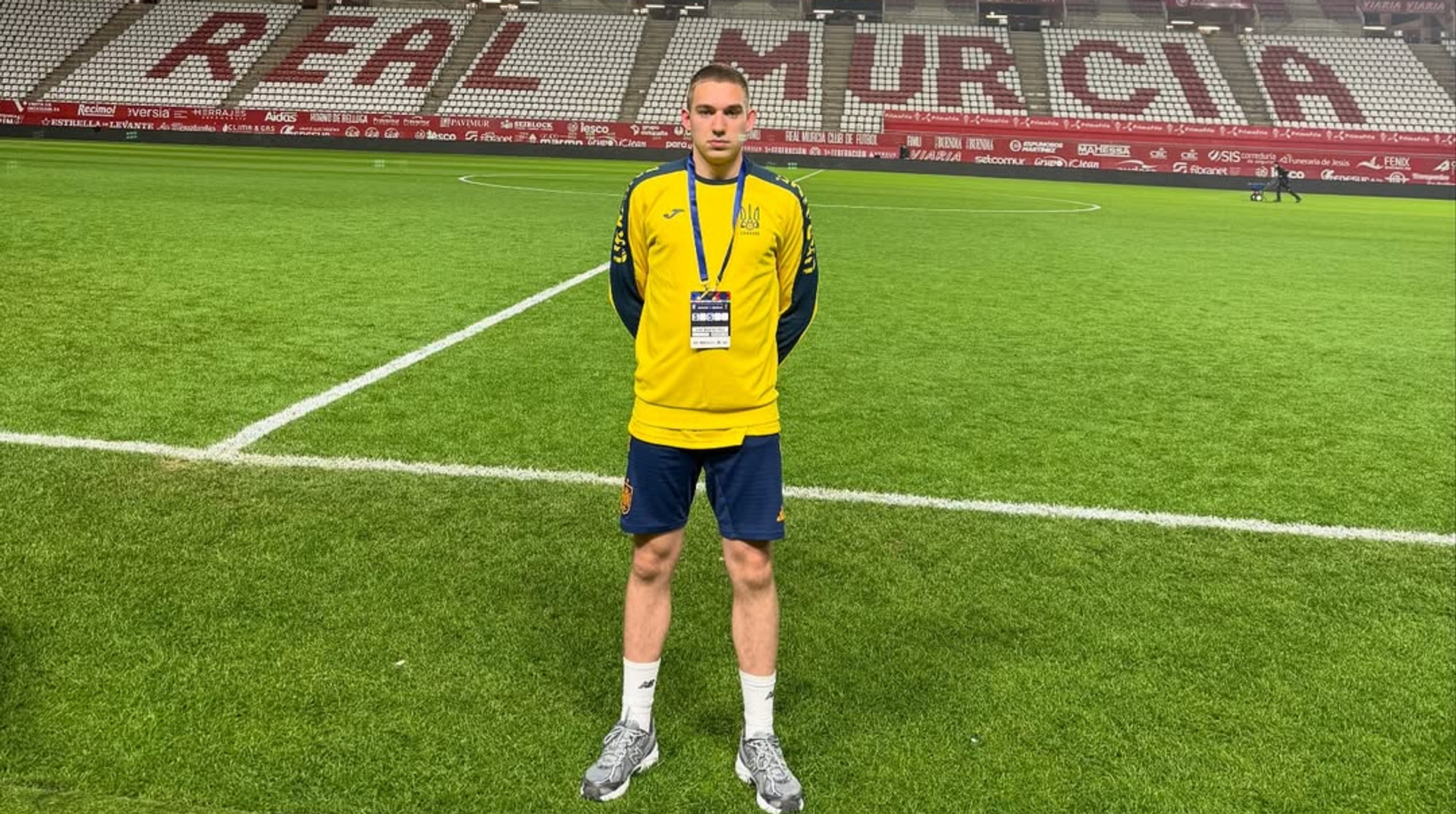 Официальный аккаунт Шахтера прокомментировал мое сообщение. 18-летний украинец работает волонтером сборной и поддерживает наши клубы в еврокубках