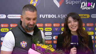 Турецький тренер, якого сватають в Шахтар, привітав у прямому ефірі вагітну журналістку із Днем матері