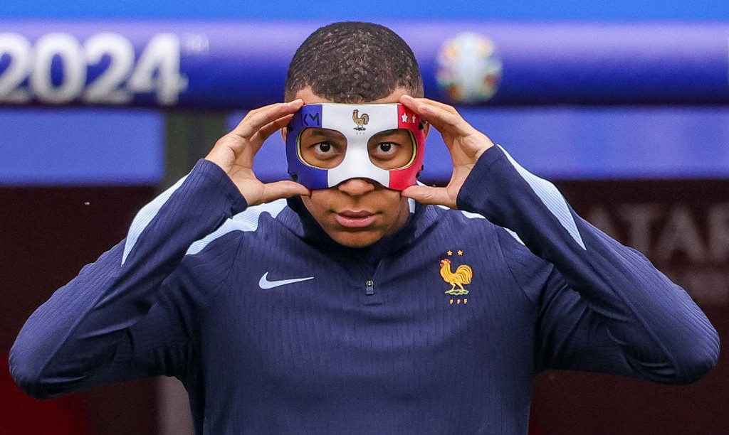 Мбаппе не дозволять грати у масці із французьким триколором
