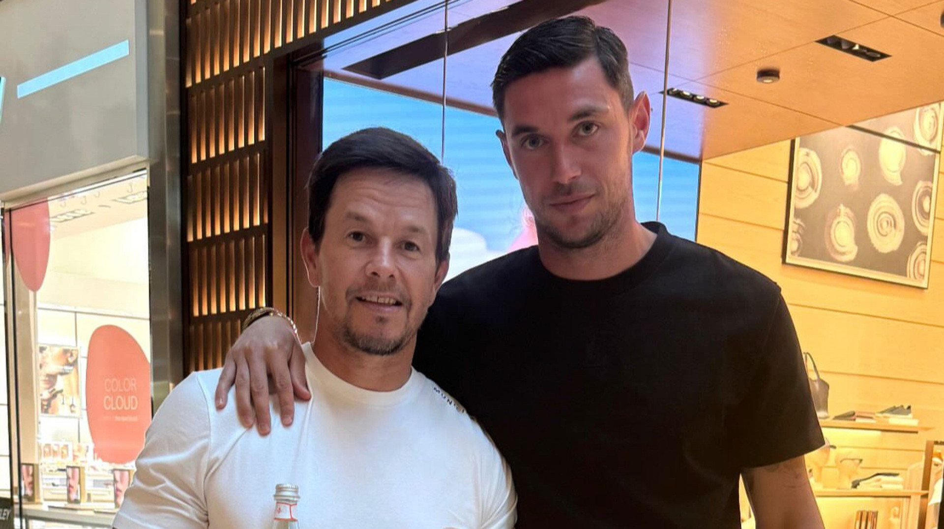 Дружина Яремчука жартома образилась на чоловіка через фото із голлівудською зіркою