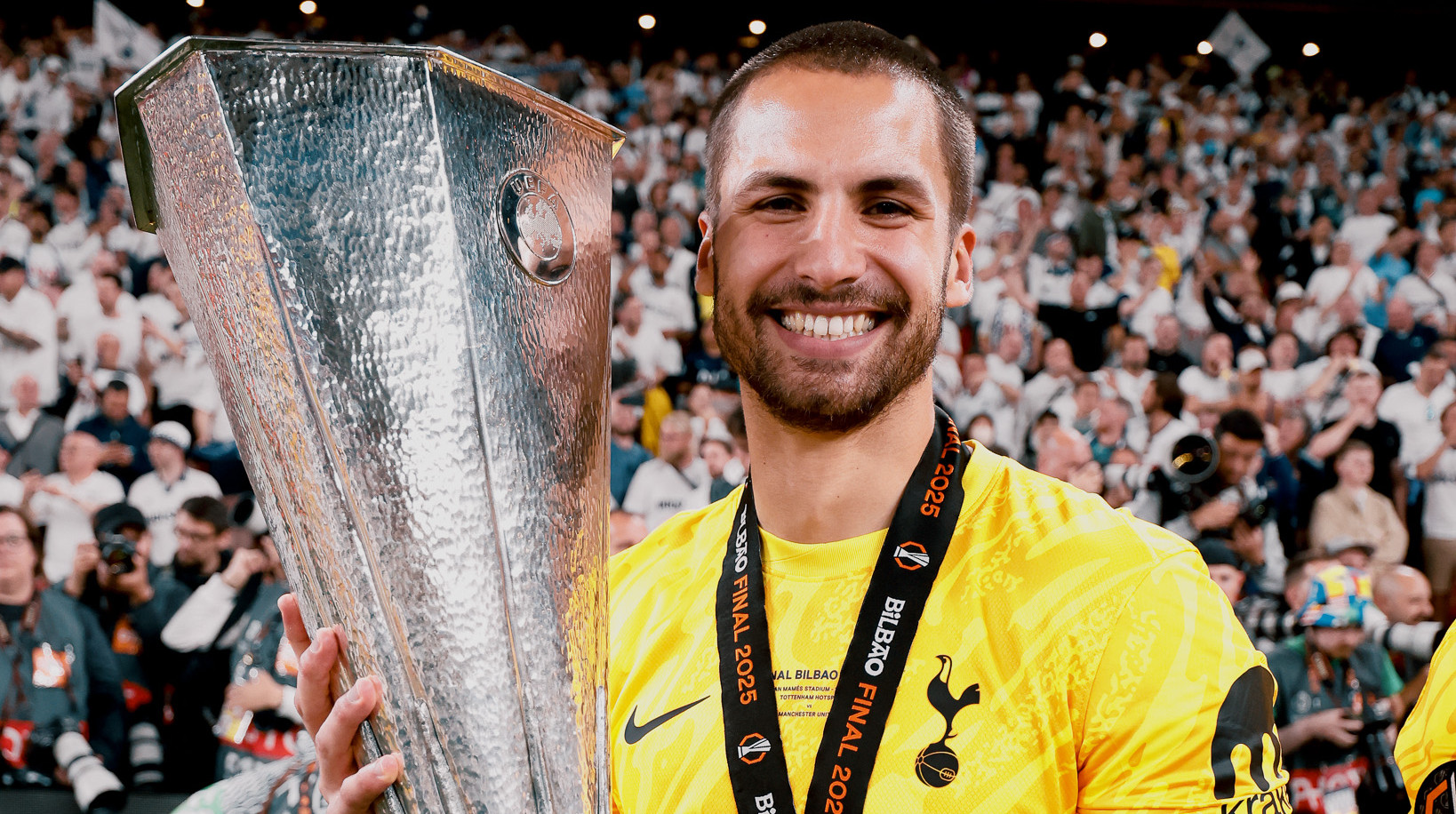 Экс-голкипер Тоттенхэма завершил карьеру в 27 лет