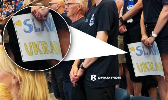 Фінські вболівальники стояли з плакатами Слава Україні на матчі чемпіонату Європи