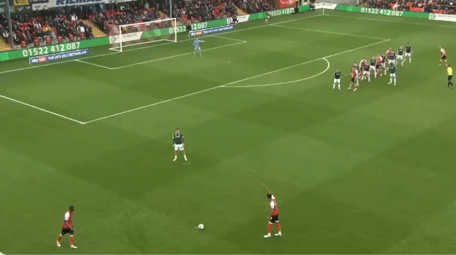 Оце так закрутив: футболіст підловив голкіпера на помилці, забивши більярдним ударом зі штрафного