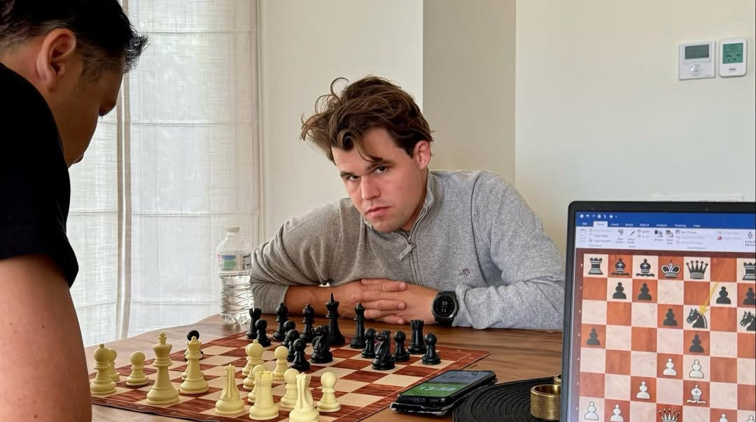 От отчаяния ударил кулаком по столу: Карлсен проиграл чемпиону мира Доммараджу