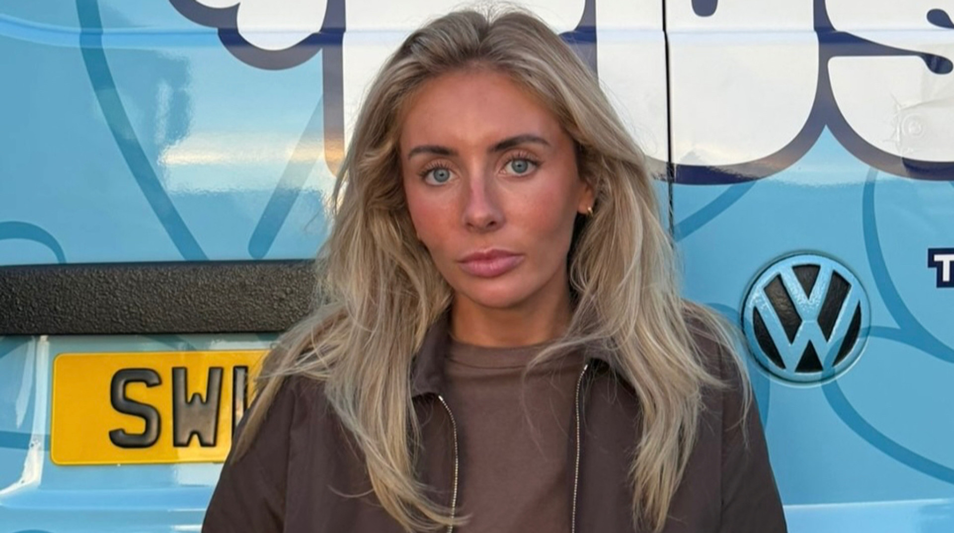 Цього разу без інтиму: скандальна порнозірка шокувала фанатів Рейнджерс візитом на матч клубу