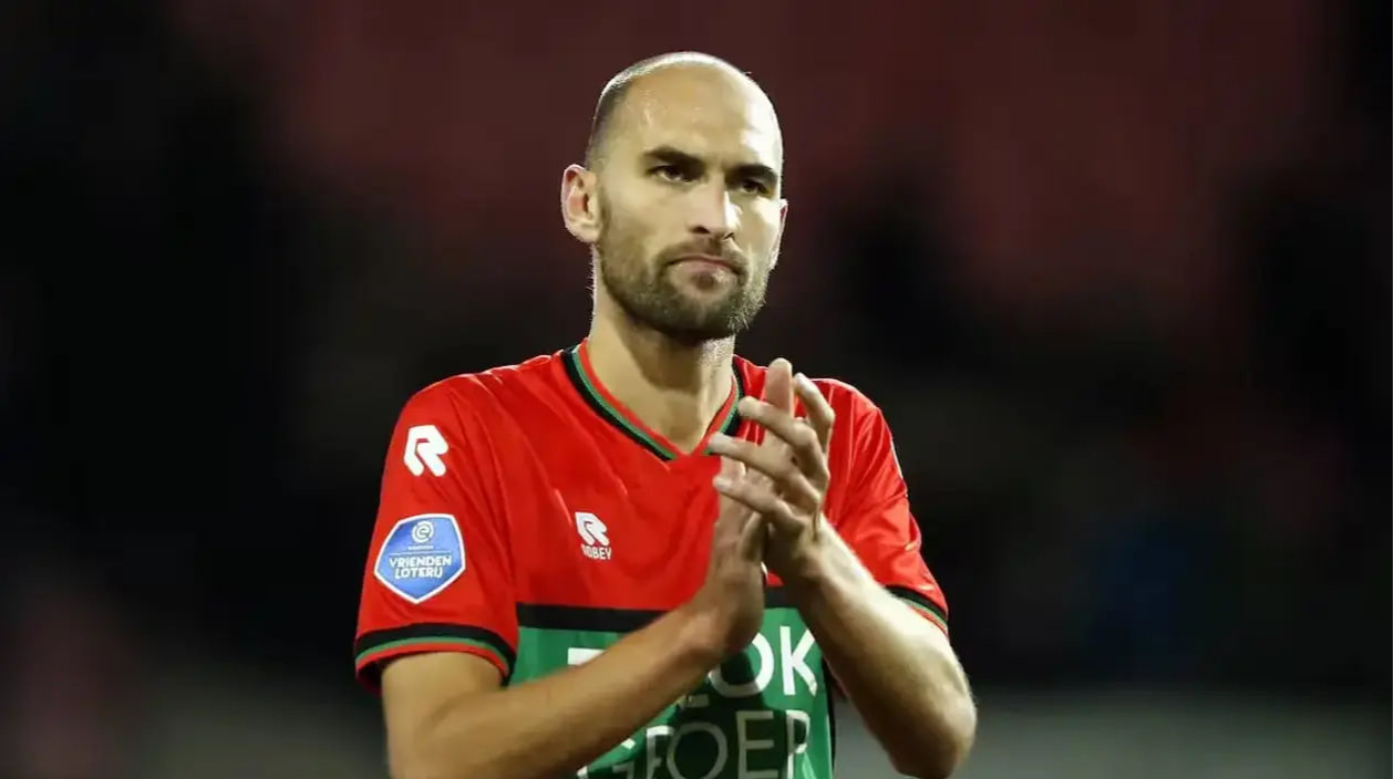 Бас Дост завершив кар'єру