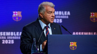 Черговий фінансовий важіль: Барселона продає срібну ручку, якою гравці підписують контракти