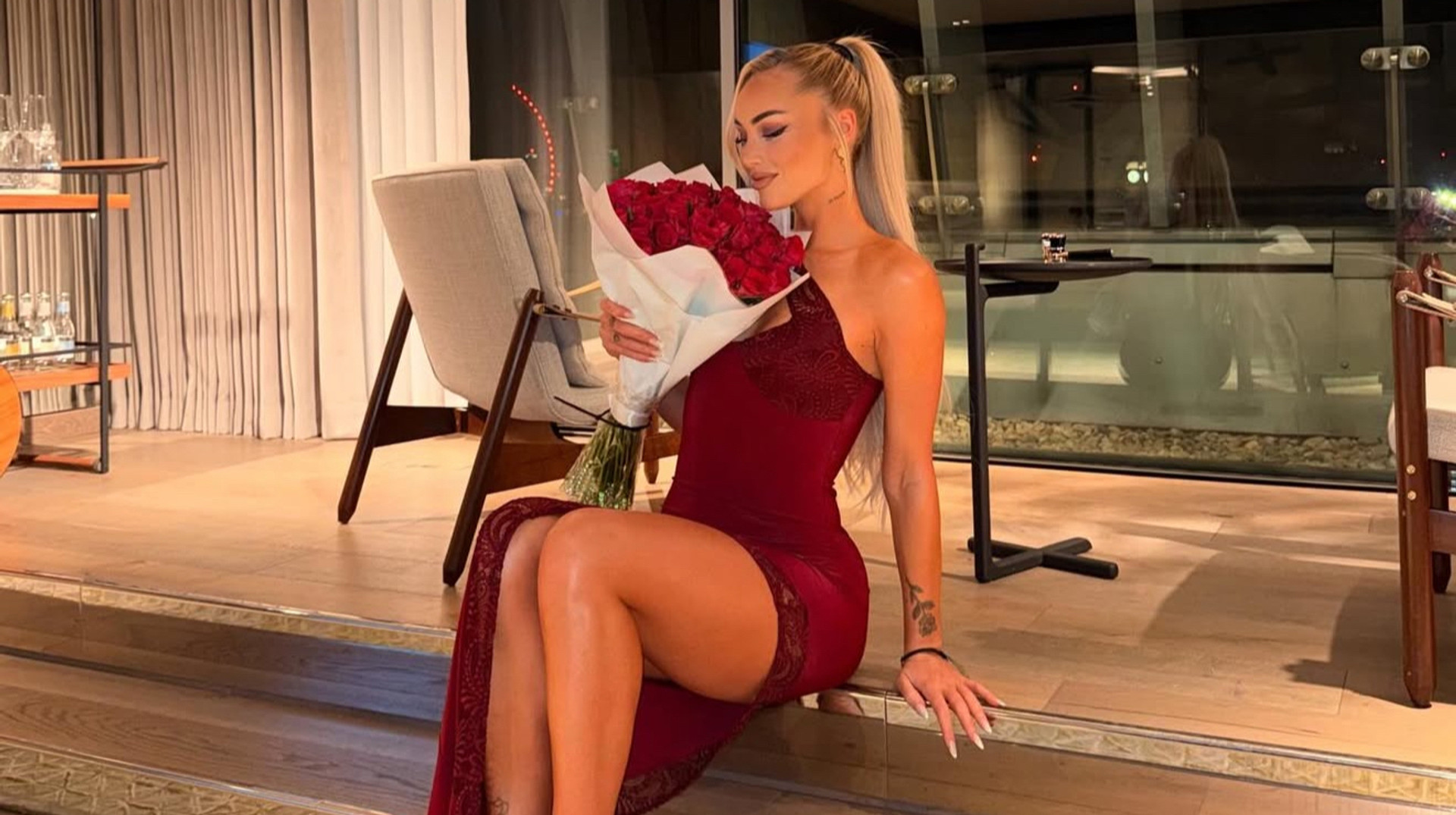 Найсексуальніша футболістка світу похизувалася своїм Бетмобілем за 130 тисяч фунтів