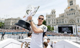 Лунін підняв над головою чемпіонський кубок у присутності десятків тисяч уболівальників Реала