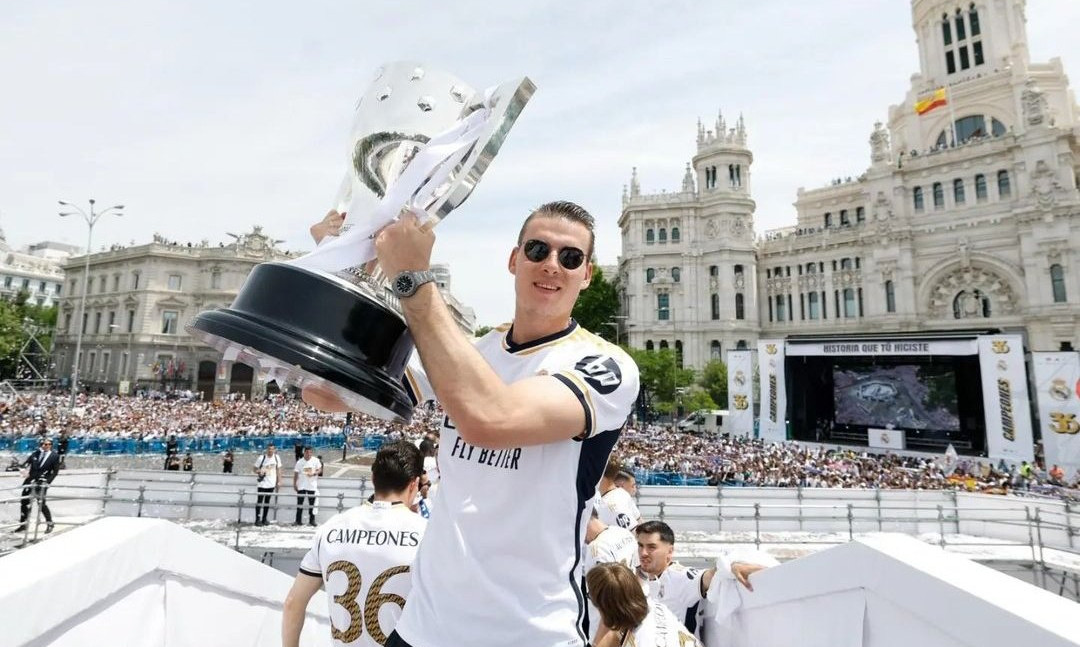 Лунин поднял над головой чемпионский кубок в присутствии десятков тысяч болельщиков Реала