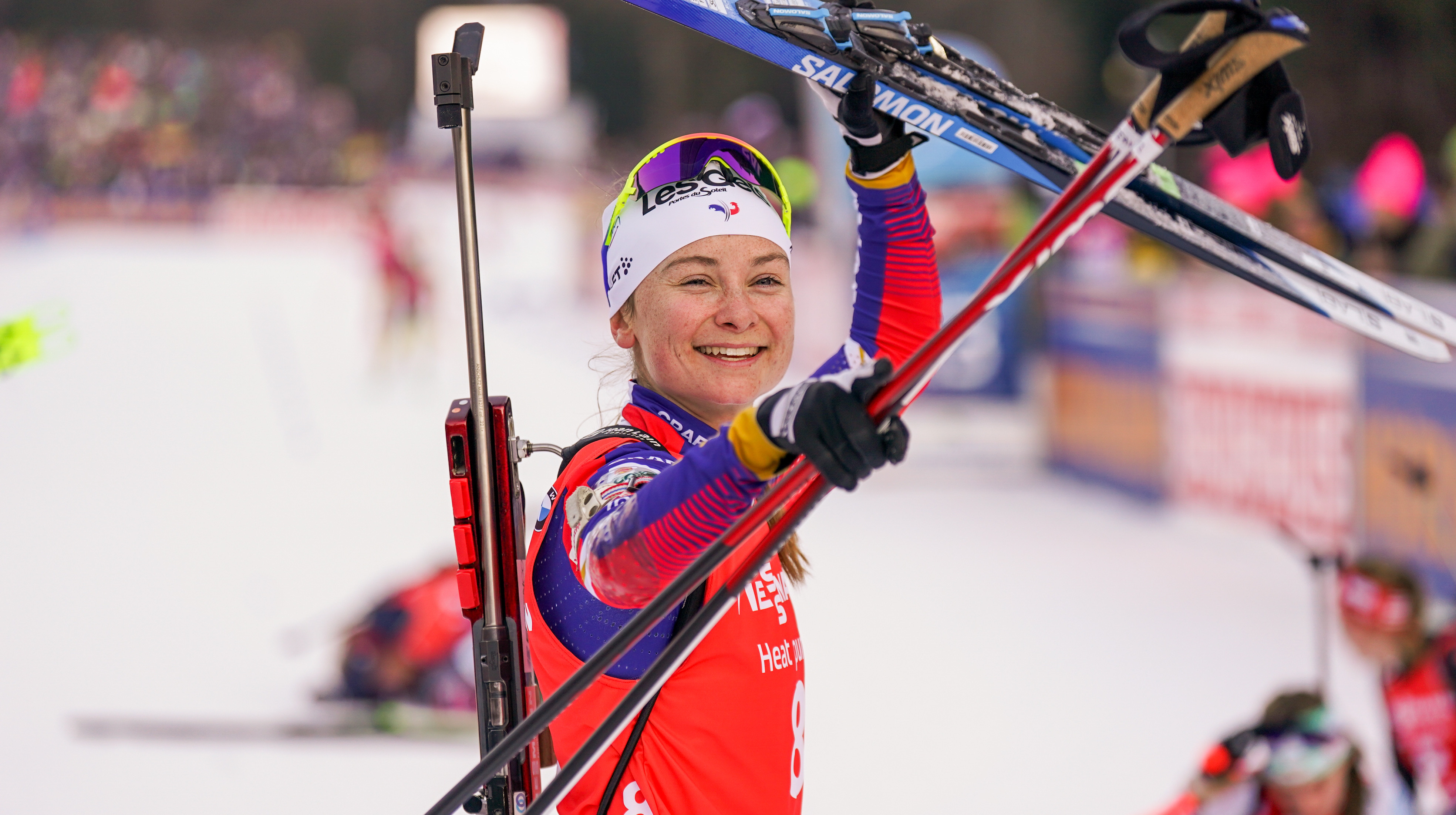 Новый скандал в сборной Франции. Биатлонистка испортила винтовку коллеге