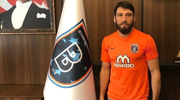 Тренер сборной Турции U-21 поскользнулся и потерял сознание во время матча отбора на Евро-2027