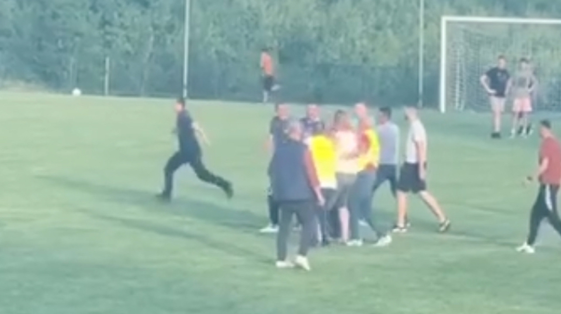 І таке буває: у Боснії суддя рятувався від розгніваного фаната, вибігши на сусідський город