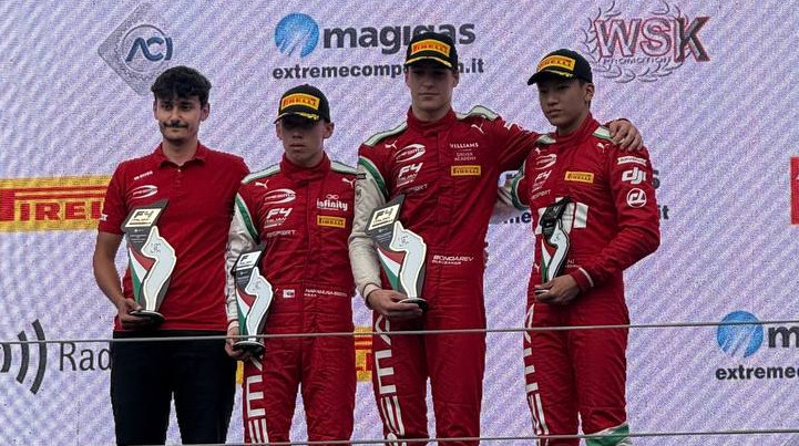 Олександр Бондарев (другий праворуч)