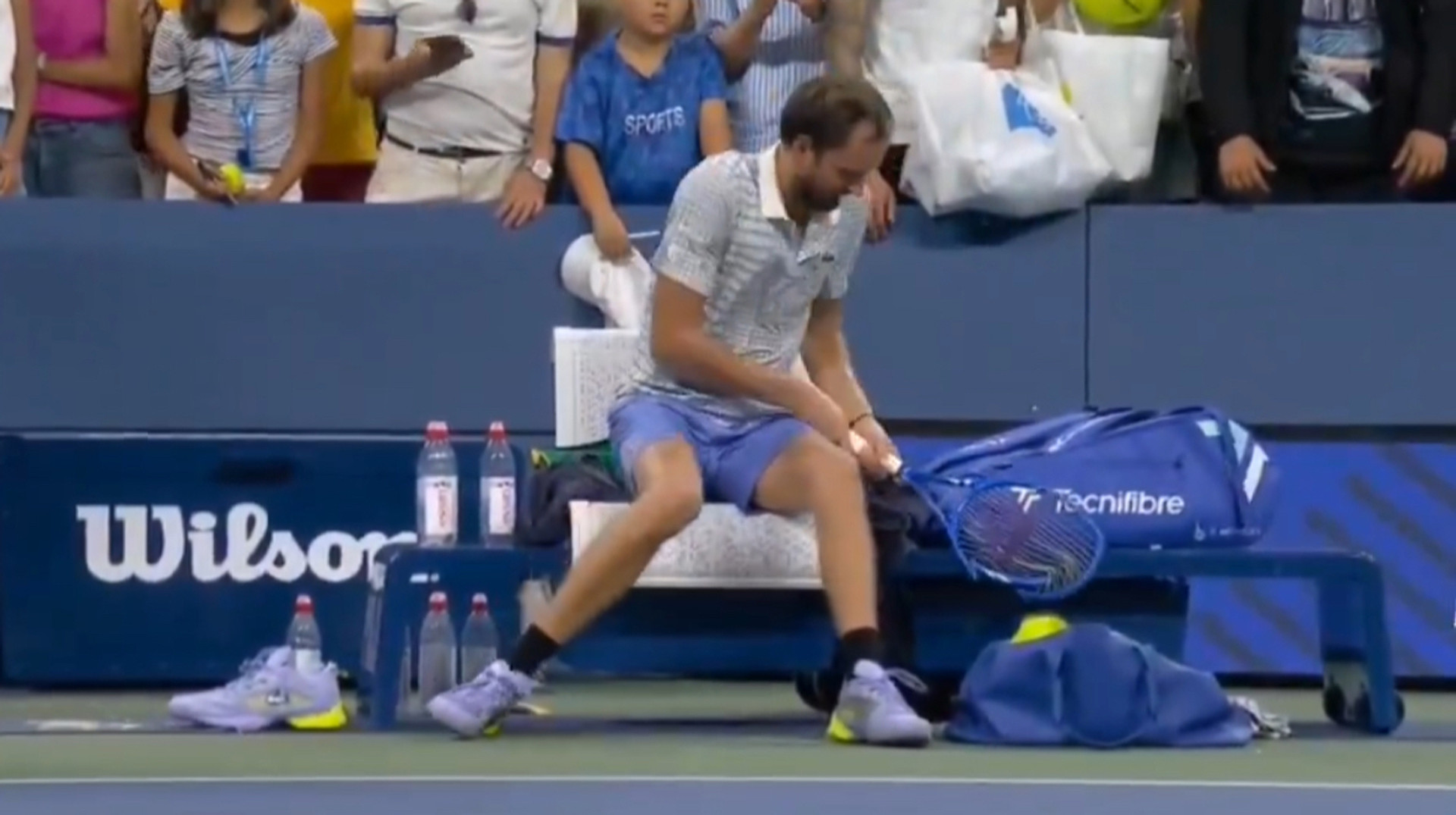 У росіянина знову здали нерви: Мєдвєдєв епічно розтрощив ракетку після вильоту з US Open