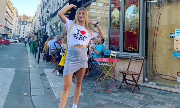 Бушар переодягла футболку прямо в центрі Парижа на очах у туристів