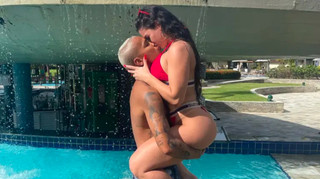 Интим только по расписанию: жена бразильского футболиста показала необычный календарь