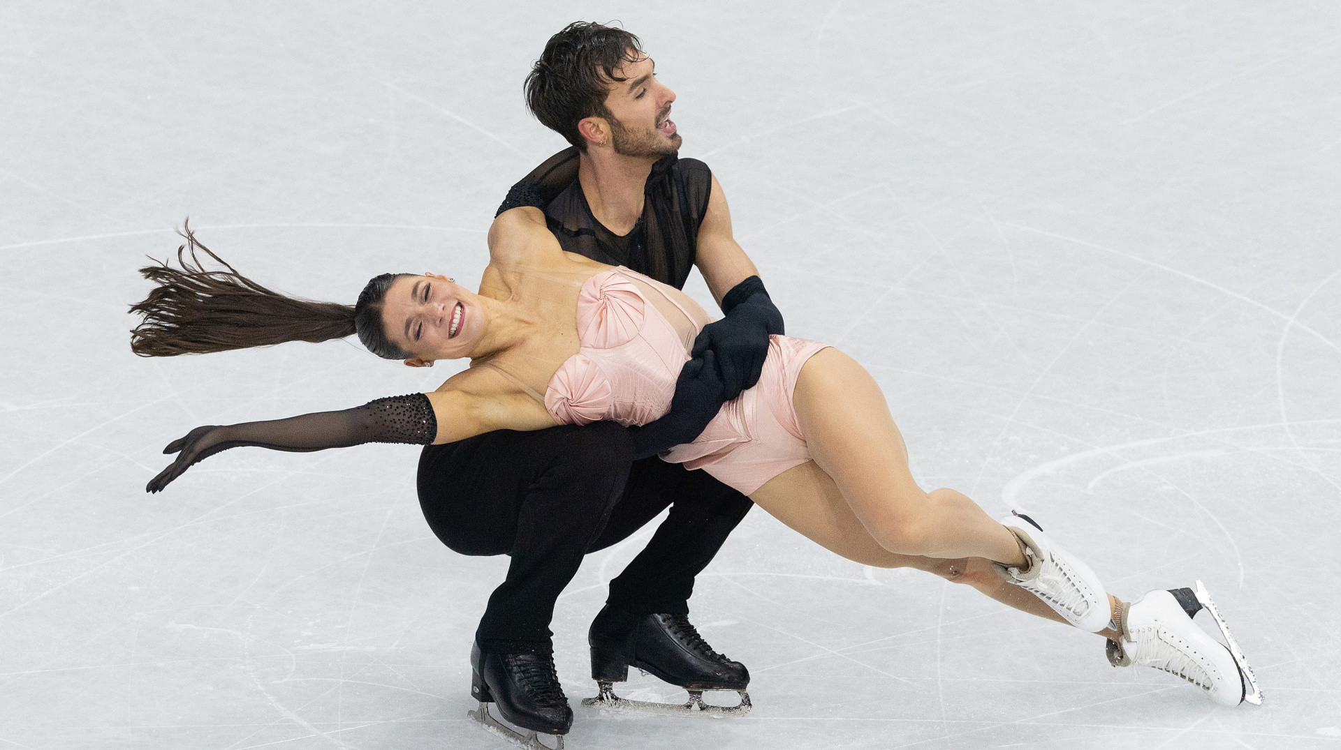 Блиск і золото vs нарцисизму і аб’юзерства. Що не так з олімпійським турніром у танцях на льоду і про що забув Netflix