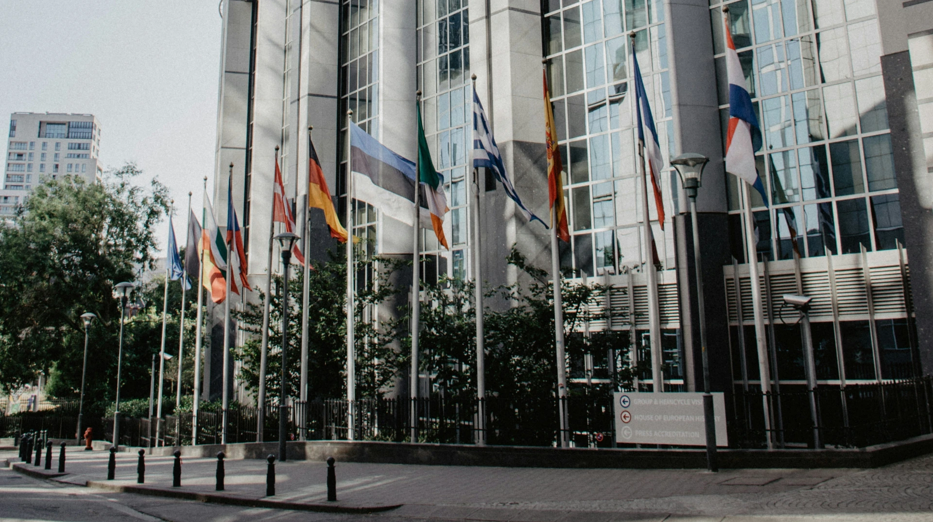 Дев'ять країн ЄС закликали припинити фінансування МОК внаслідок рішення зняти санкції з Росії