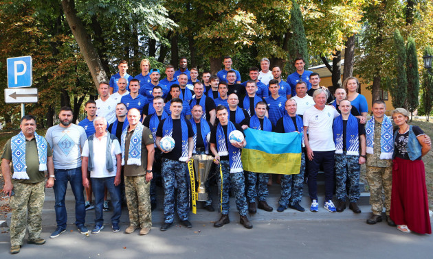 Динамо подарувало звільненим морякам абонементи на домашні матчі і клубну атрибутику