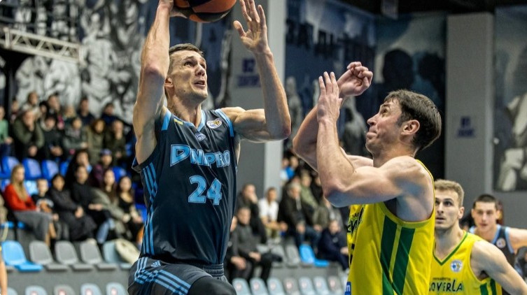 Дніпро завдав поразки Говерлі в матчі регулярного чемпіонату Суперліги