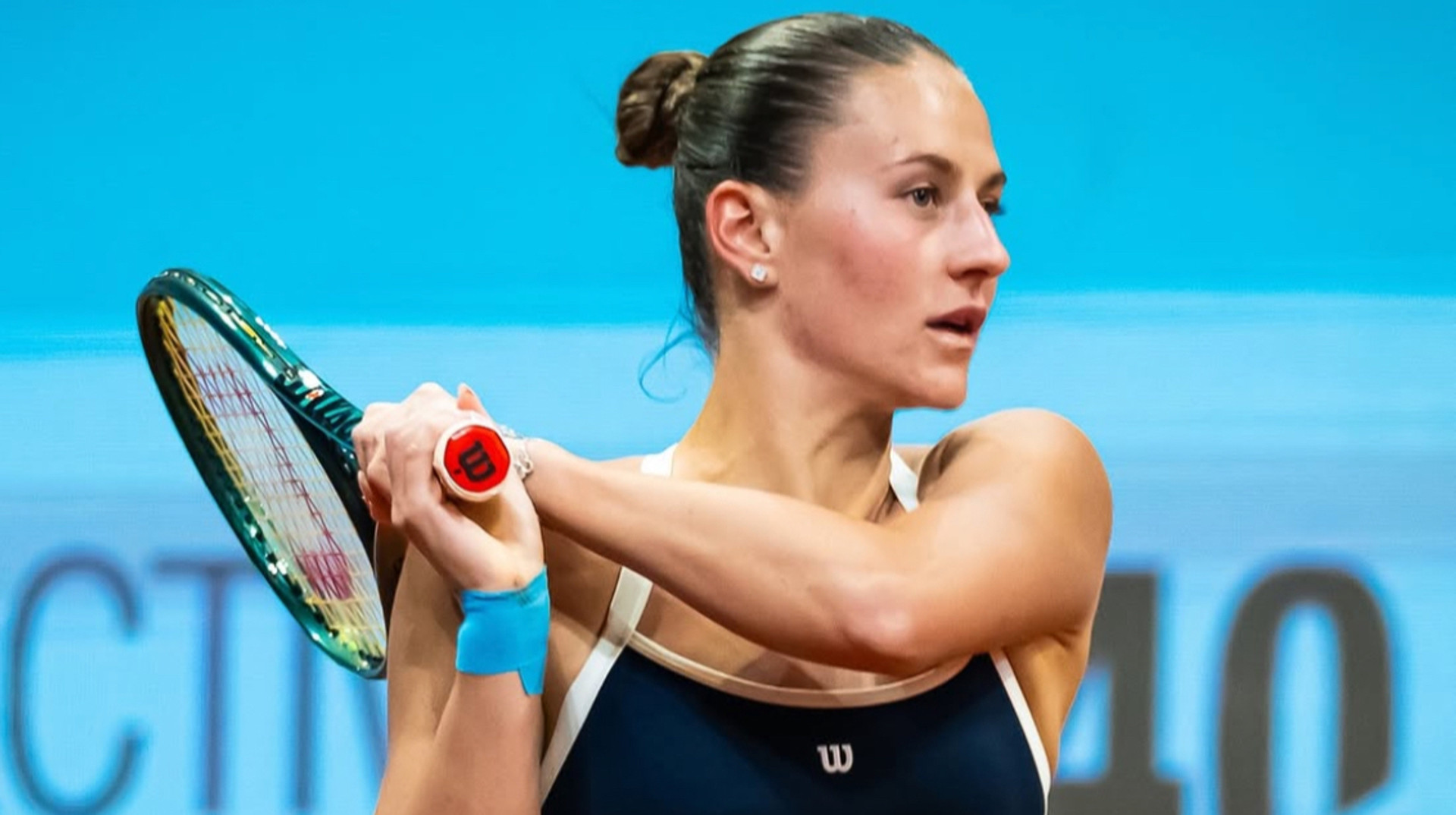 Боротьба з гравітацією: Костюк опублікувала кумедну добірку своїх падінь на ґрунті