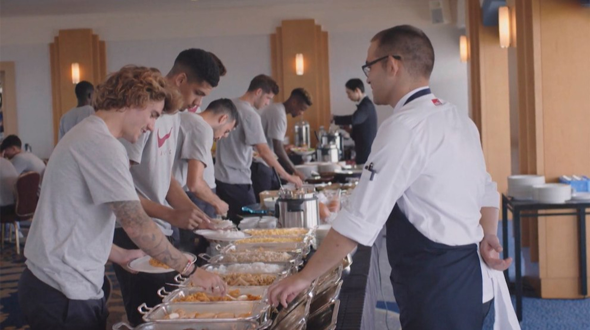 Холод, ролики, массаж – и немного вишни: как восстанавливаются футболисты топ-лиг и почему этого мало