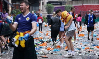 Фото дня. Шотландські фани прибирають вулиці Лондона після масових безладів