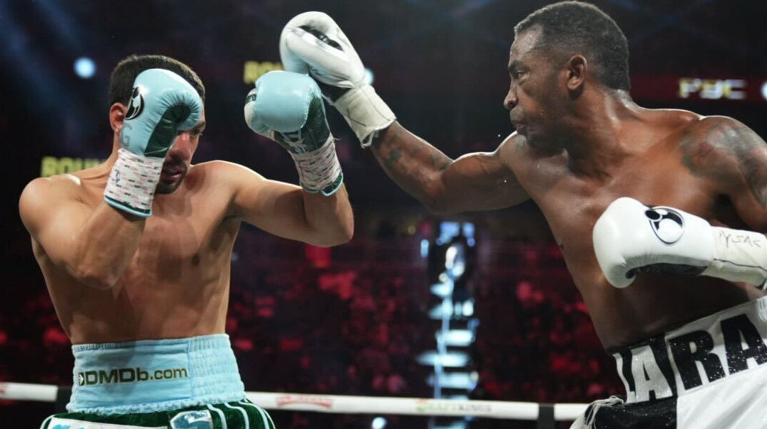41-летний Лара нокаутировал Гарсию и защитил титул WBA