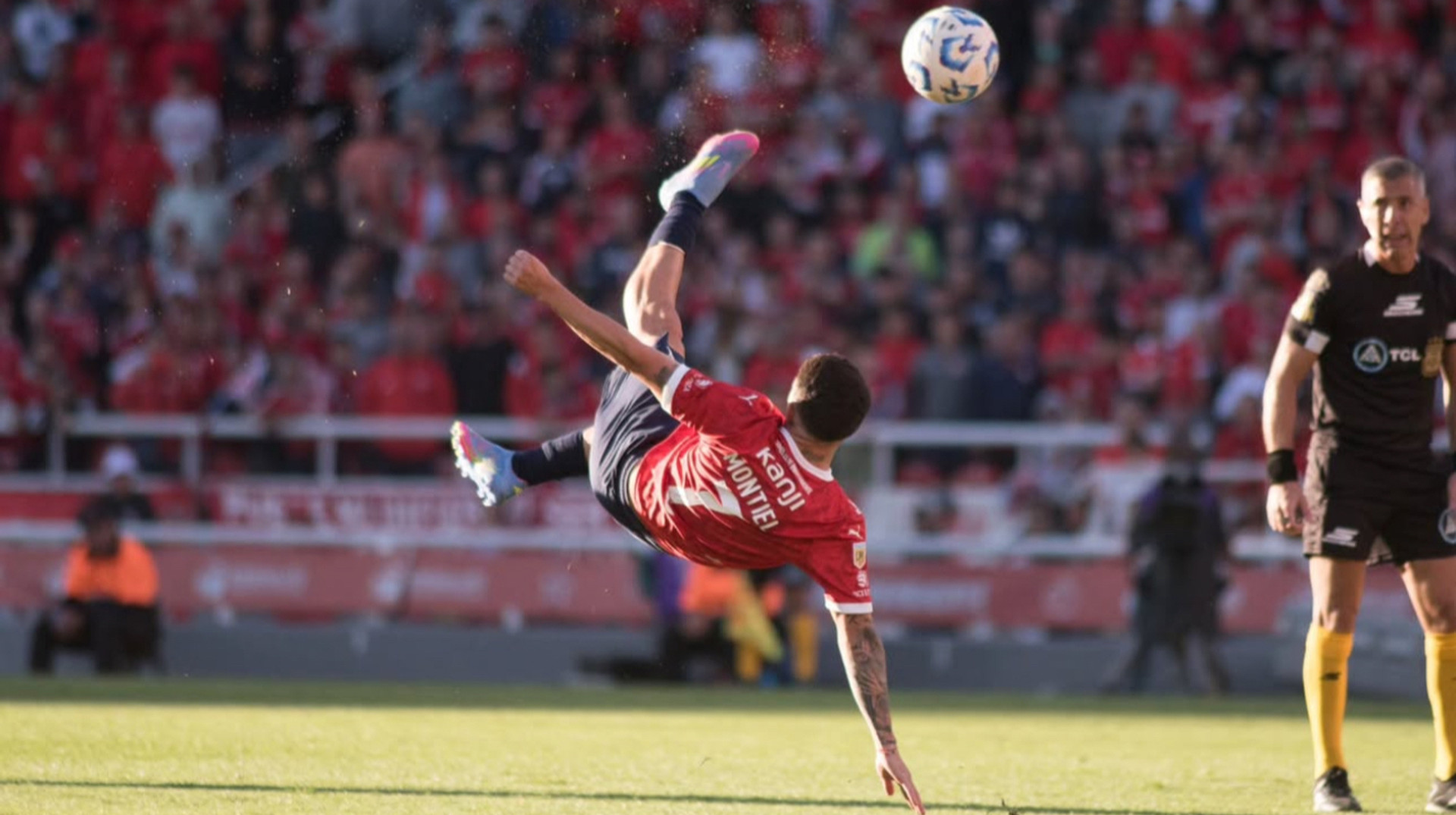 Претендент на премию Пушкаша: аргентинский футболист отметился шикарным голом ударом через себя