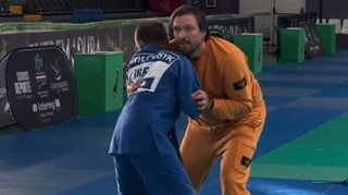 Усик спробував себе у дзюдо: український чемпіон провів спаринг із сином