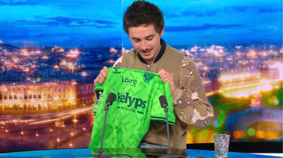 Поцілував емблему в прямому ефірі: зірка Голлівуду презентував форму французького клубу