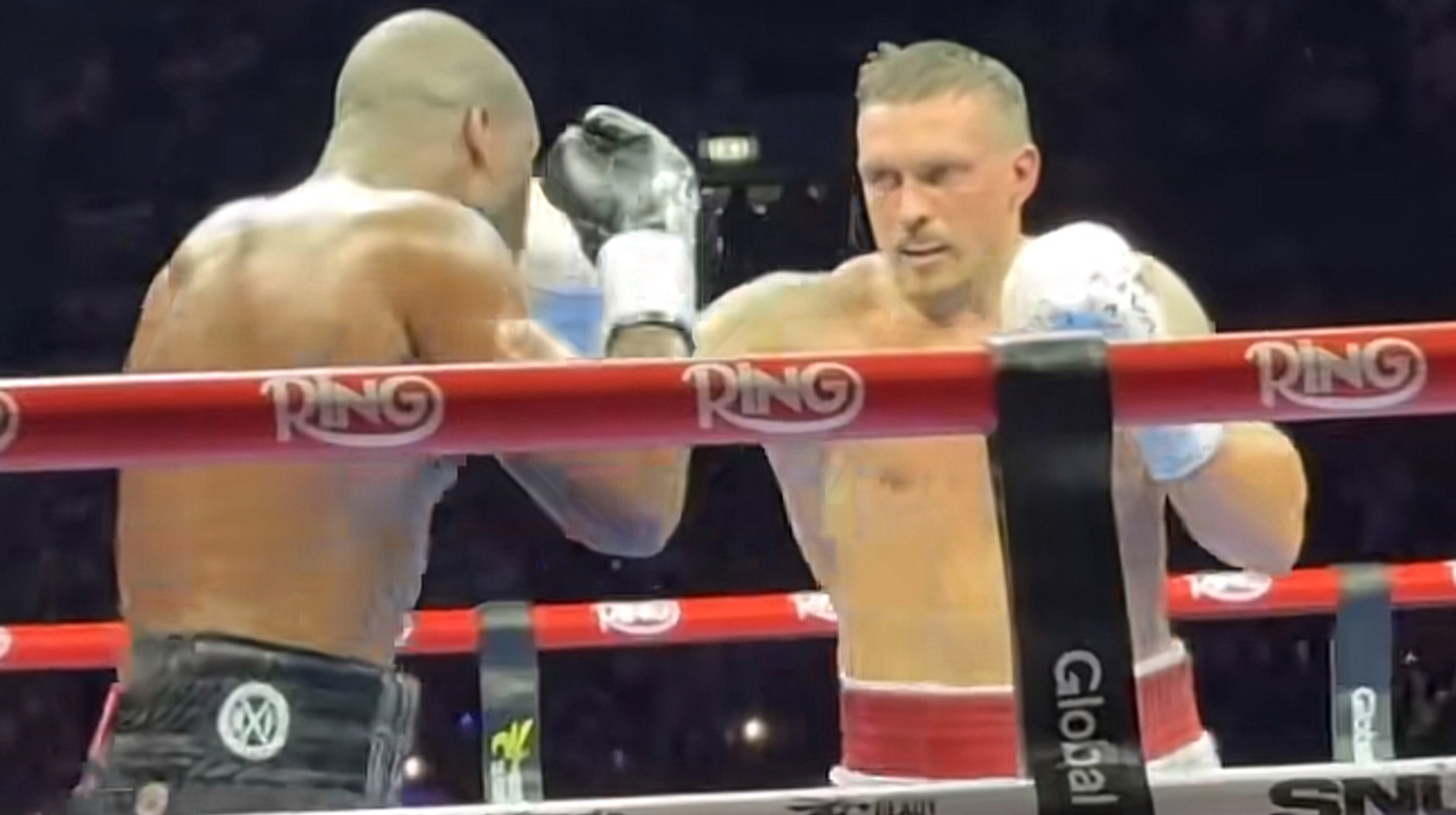 Шикарний ракурс нокауту: Усик поділився ексклюзивним моментом перемоги над Дюбуа