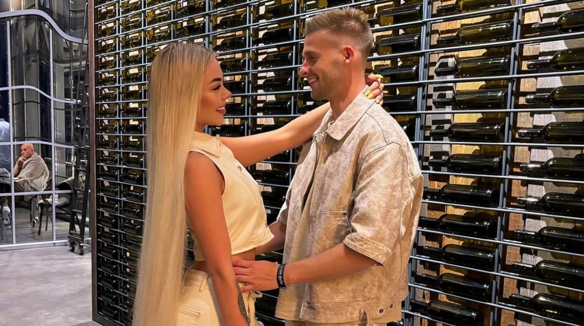 Футболіст Колоса став героєм трансляції: його реакція на відвертий образ дівчини підірвала мережу