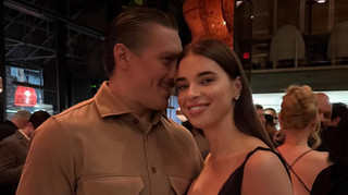 Селфі зі Скелею і овації чемпіону: Усик з дружиною відвідали прем'єру фільму Незламний