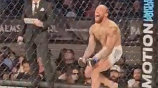 Боєць ММА вилетів із клітки під час виходу на бій, а потім його жорстко нокаутували