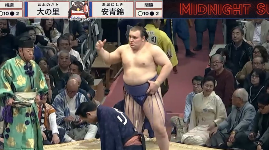 Повалил йокозуну, но проиграл из-за шини-тай: Аонишики ухудшил свои шансы на победу на турнире Kyushu 2025