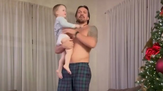 Навіщо гантелі, коли є донька: Усик показав креативне домашнє тренування