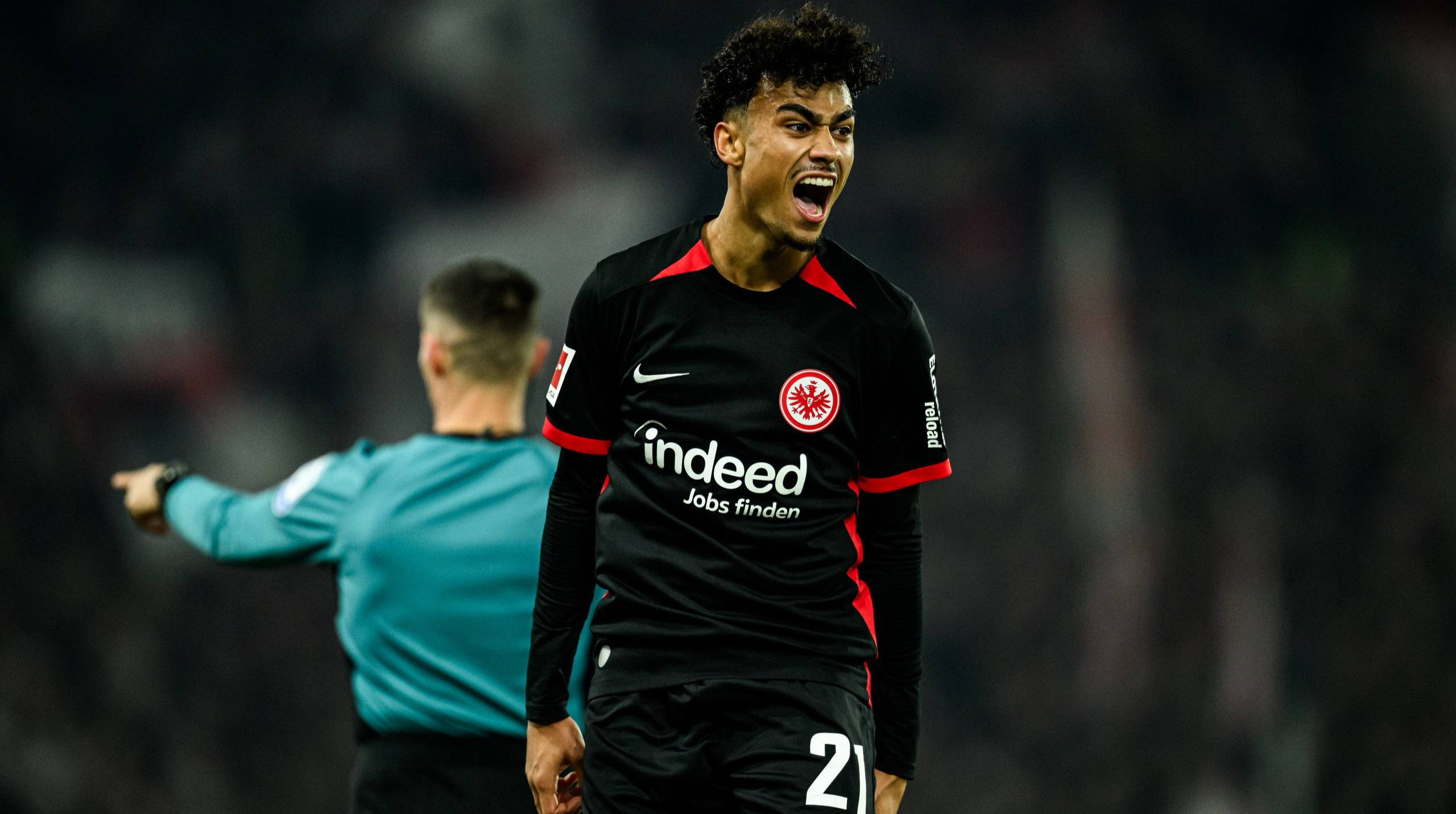 Три европейских гранда охотятся на защитника Айнтрахта