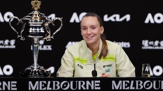 Незручний момент на нагородженні: зіркова тенісистка відштовхнула руку чоловіка, який намагався її обійняти